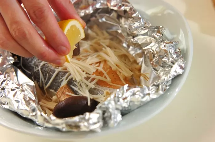 サーモンとキノコのホイル蒸しの作り方2