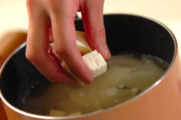 ほっとする味わい 豆腐と大根の基本の味噌汁 by 吉田 朋美さんの作り方1
