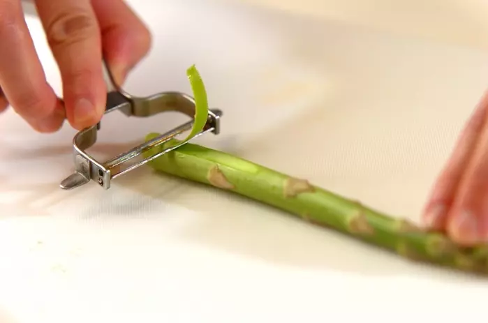 エビとアスパラのマヨ炒めの下準備2