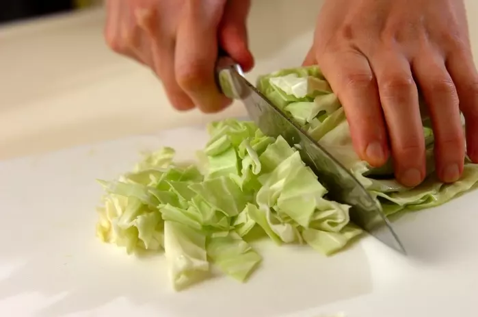 キャベツのニンニクスープの下準備1