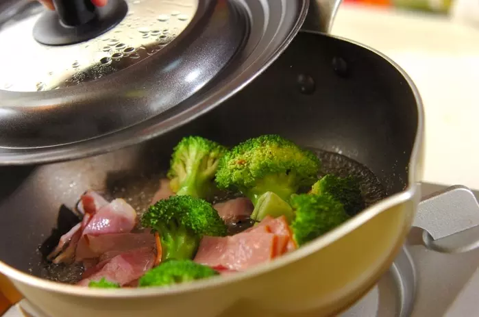 ブロッコリーの白ワイン蒸しの作り方1