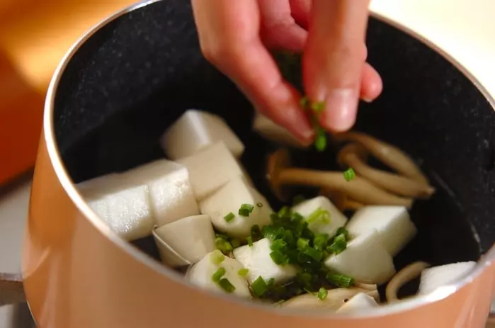 ハンペンとシメジのすまし汁の作り方1