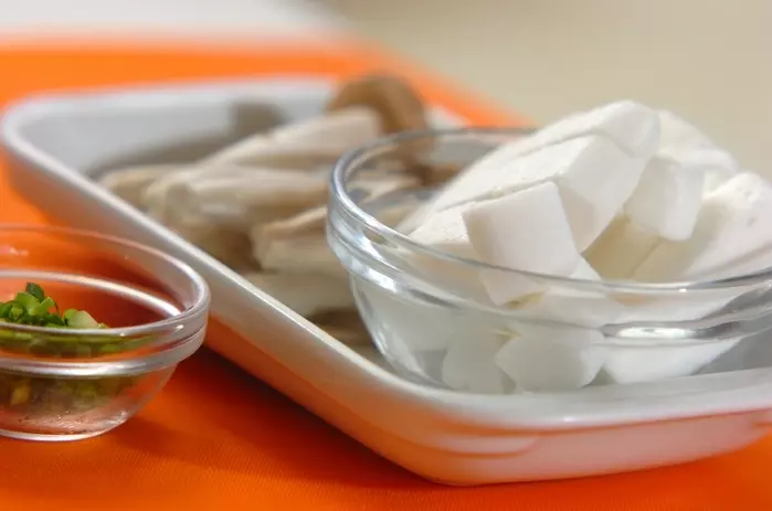 ハンペンとシメジのすまし汁の下準備1