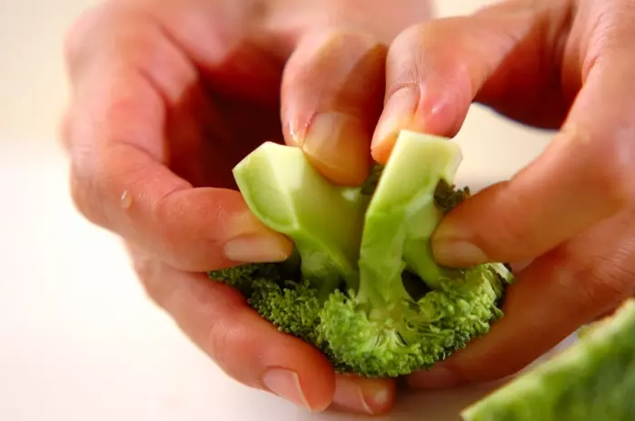 ブロッコリーとカブのサラダの下準備1