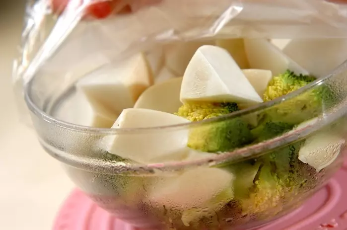 ブロッコリーとカブのサラダの作り方1