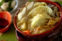 2024年3月13日(水)の献立は「鶏肉のカレー豆乳鍋」の献立。豆乳鍋を煮ている間に、準備の出来る簡単な副菜とデザートの献立です。