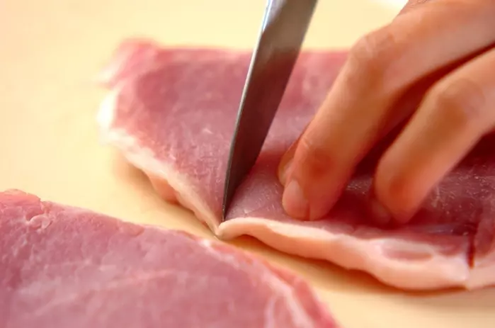 ポークチャップ ごはんが進む 洋食屋さんの味わいに by松崎 恵理さんの下準備1