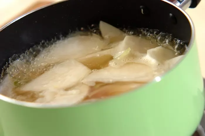 カブとベーコンのスープの作り方1