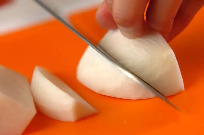 カブとベーコンのスープの下準備1