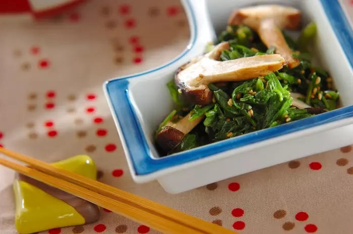 春菊とシイタケのゴマ和え