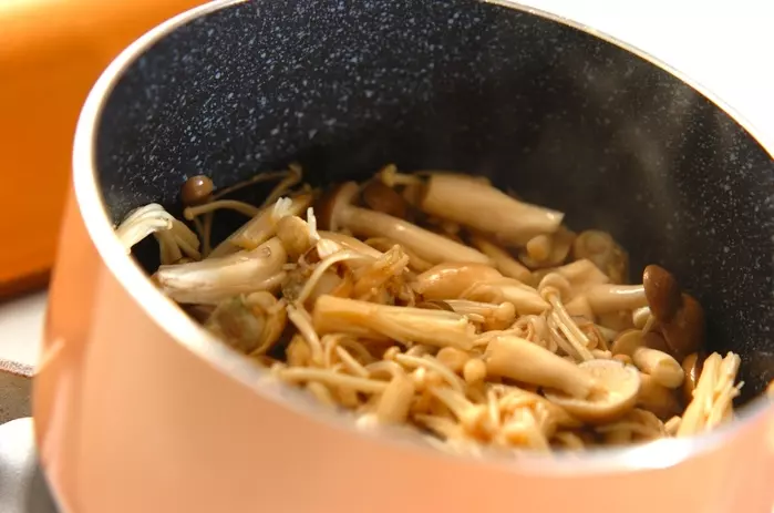 キノコとアサリの煮物の作り方1