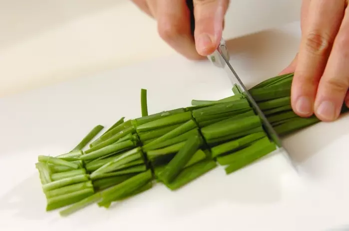 ニラとシラスの卵とじの下準備1