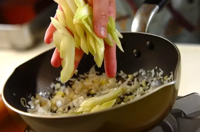 イカとセロリの炒め物の作り方2