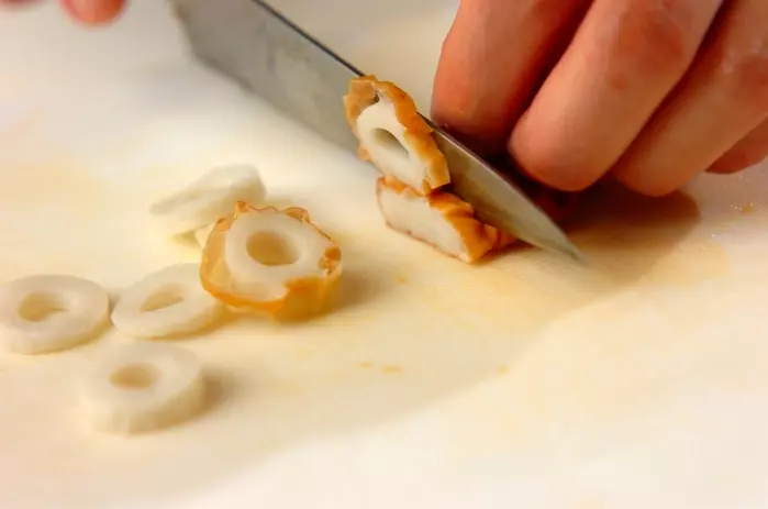 キュウリとちくわのピリ辛マヨネーズ和えの下準備1