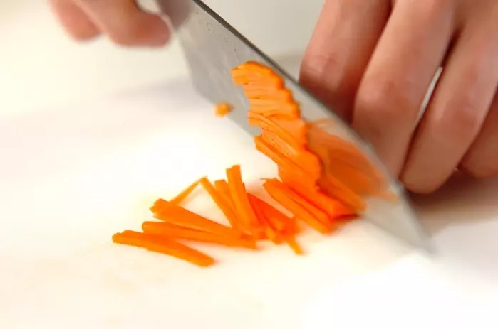 水菜とニンジンのサラダの下準備1
