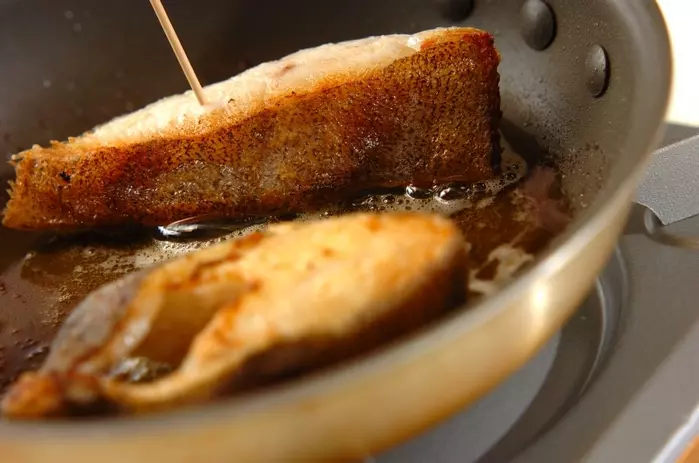 レモンとバター黄金の組み合わせ!カレイのレモンバタームニエルの作り方4