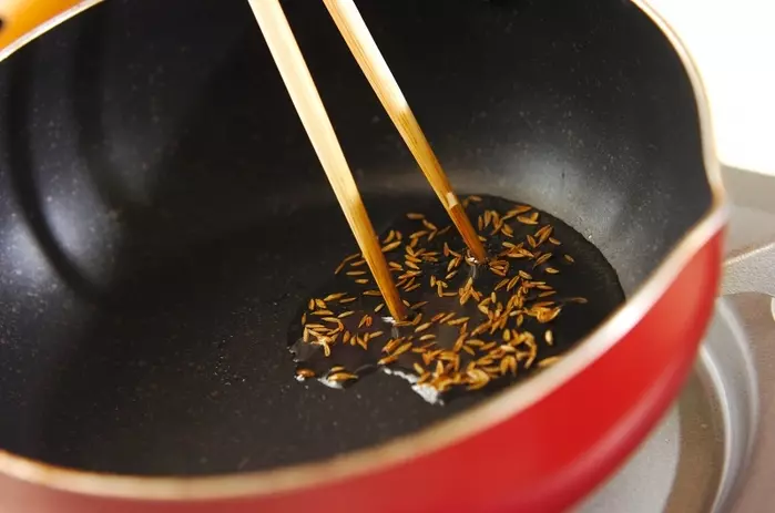 カブの葉のクミンしょうゆ炒めの作り方1