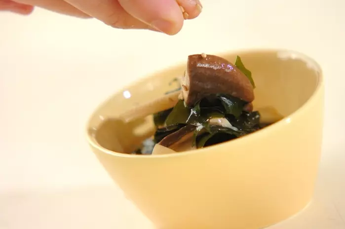 ワカメとエリンギのピリ辛和えの作り方3