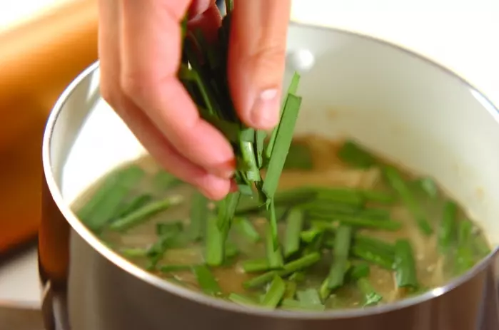 新ジャガとニラのみそ汁の作り方2