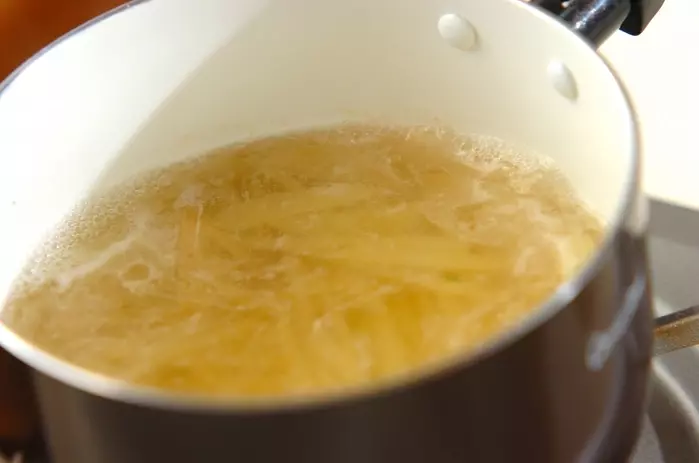 新ジャガとニラのみそ汁の作り方1