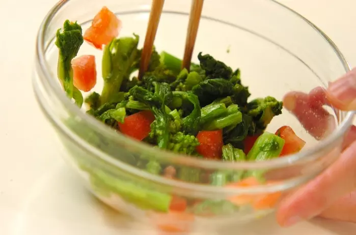 菜の花とトマトのからし和えの作り方2