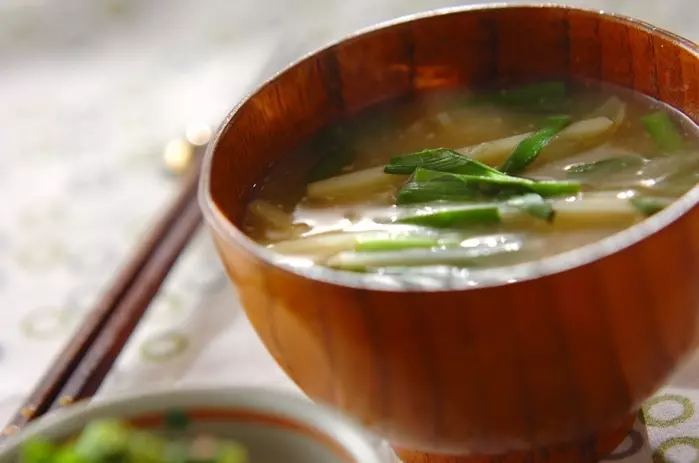 新ジャガとニラのみそ汁