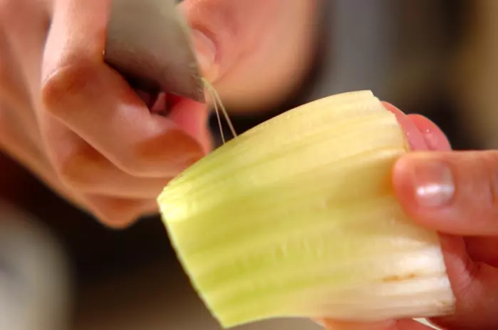 カブとセロリのピクルスの下準備1