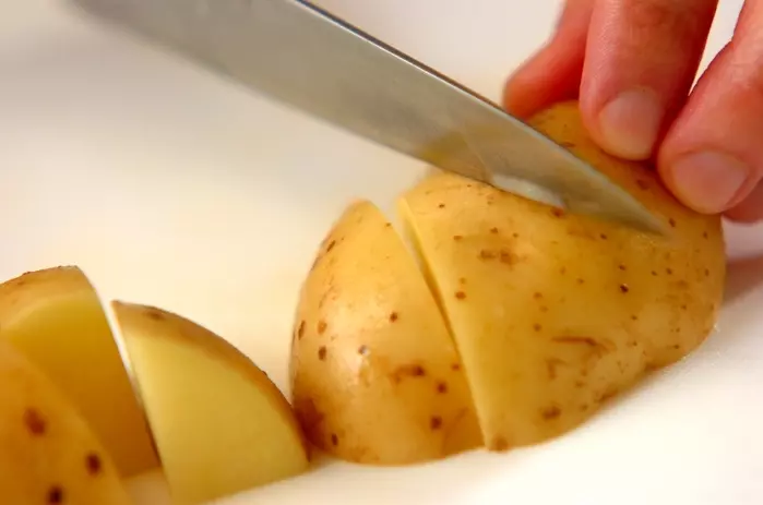 新ジャガと刻み昆布のそぼろ煮の下準備1