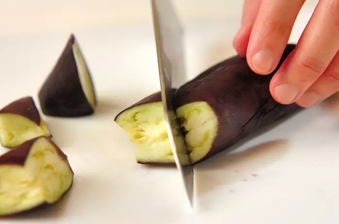 ナスのニラ和えの下準備1