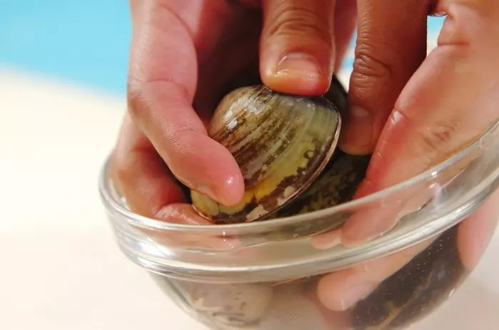 鮭とハマグリのフライパンパエリアの下準備2