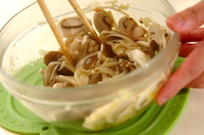 キノコのガーリックマリネの作り方3