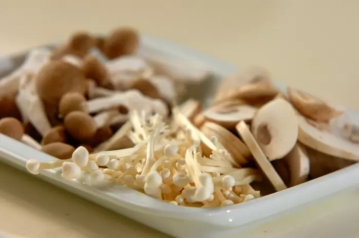 キノコのガーリックマリネの下準備1