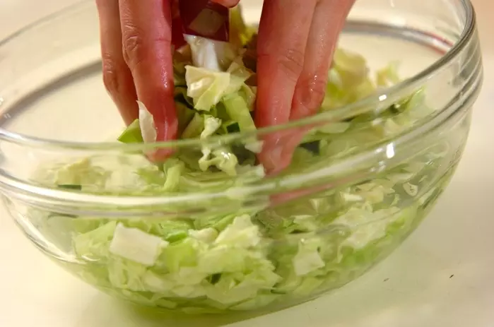 やみつき!春キャベツサラダの簡単レシピ by金丸 利恵さんの作り方1