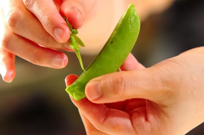 キャベツとスナップエンドウのみそ汁の下準備1