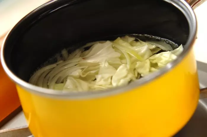 キャベツとスナップエンドウのみそ汁の作り方1