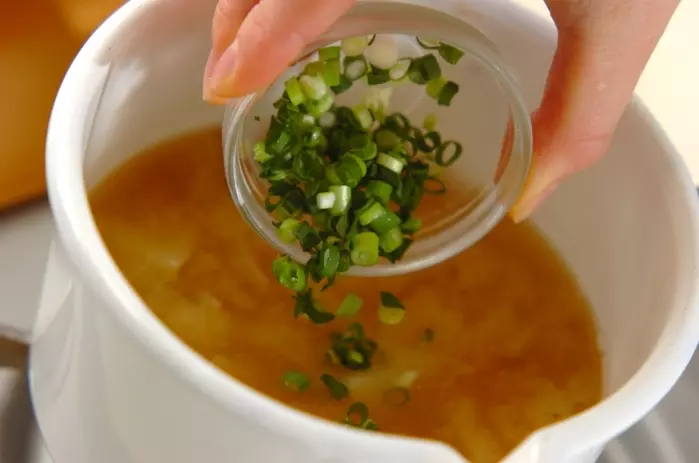 新ジャガと新玉ネギのみそ汁の作り方2