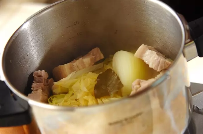 野菜くずを活用！春キャベツと豚バラのトロトロ煮込みの作り方2
