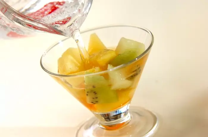 梅酒のフルーツカクテルの作り方2