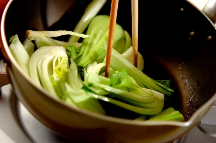 チンゲンサイとタコのペッパー炒めの作り方1