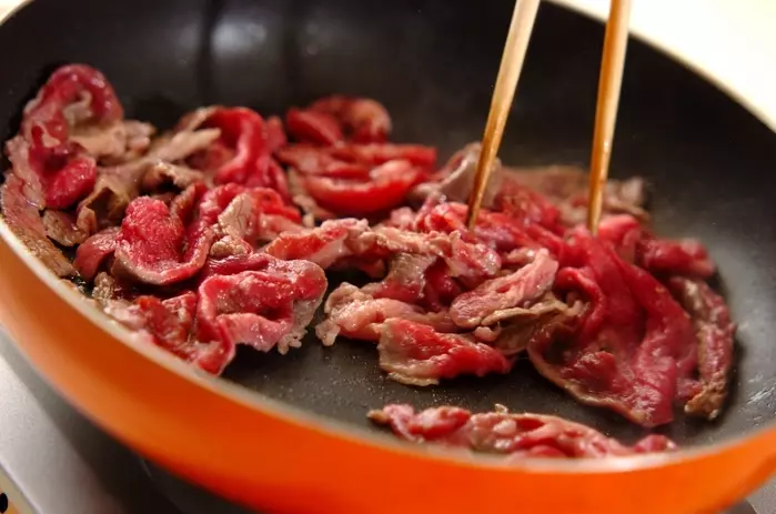 牛肉の黒コショウ炒めの作り方1