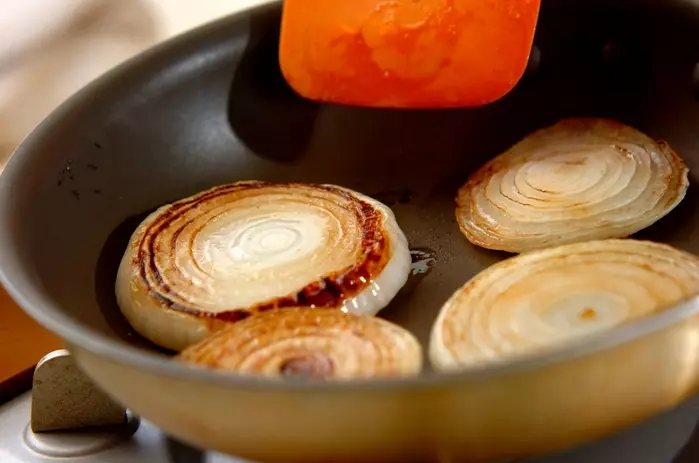 たまねぎステーキ 甘みたっぷりの作り方1