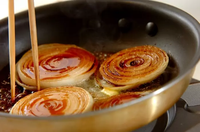 たまねぎステーキ 甘みたっぷりの作り方2