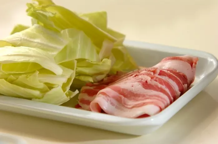 豚肉とキャベツの重ね蒸しの下準備1