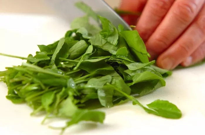 とにかく簡単!ルッコラの炒め物 by西川 綾さんの下準備1