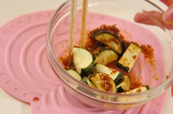 素焼きズッキーニのゴマ和えの作り方2