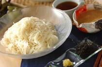 2024年5月18日(土)の献立は「素麺・麺つゆとゴマダレ」の献立。2種類のつゆを添えた素麺が主役。副菜にフライを添えた、満足感のある献立です。