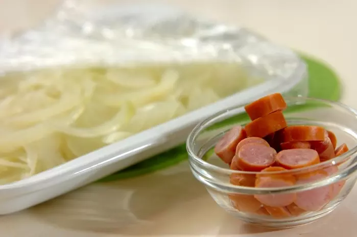 ソーセージと玉ネギのオムレツの下準備2