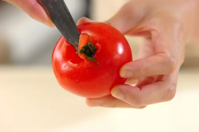 トマトと玉ネギのスープの下準備1