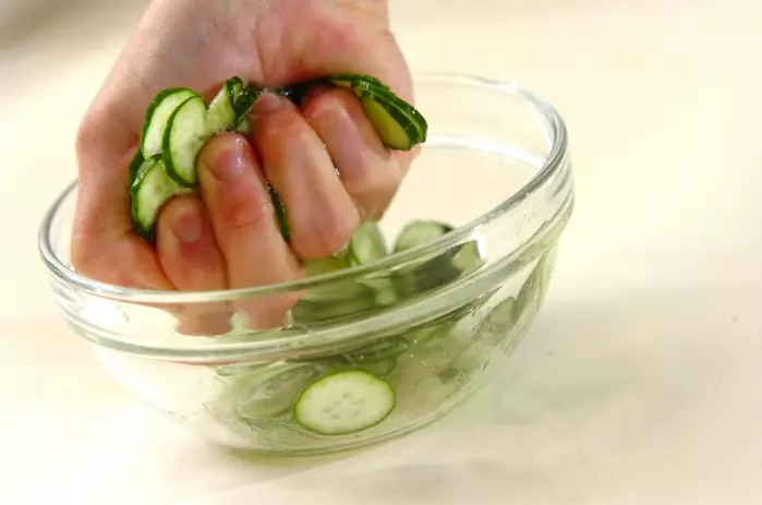 キュウリとワカメのゴマ酢の下準備1