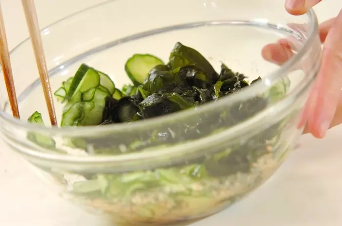 キュウリとワカメのゴマ酢の作り方1